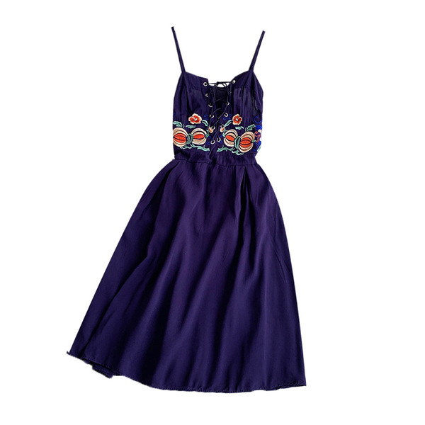 Női ruha nyakkendővel és több színben hímzéssel