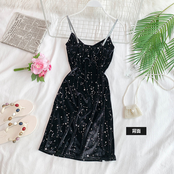 Stílusos női bársonyruha fekete színben, mintával