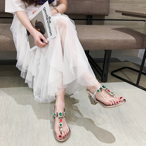 Aktuális női szandál két színben és díszkövekkel