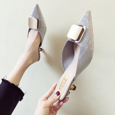 Stílusos női magassarkú cipő két színben, fényes elemmel