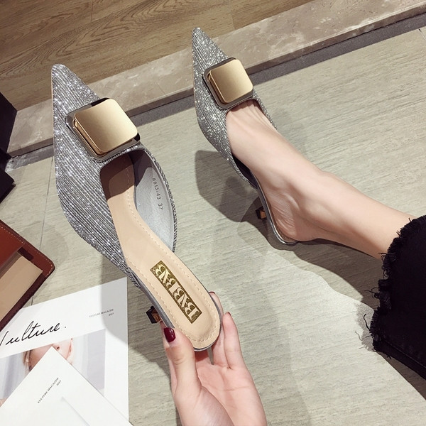 Stílusos női magassarkú cipő két színben, fényes elemmel