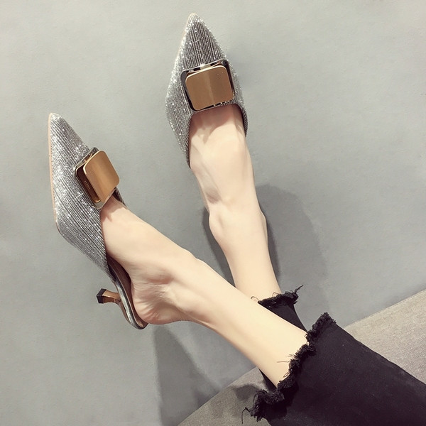 Stílusos női magassarkú cipő két színben, fényes elemmel