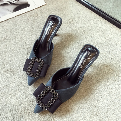 Elegáns női magassarkú cipő két színben, csattal