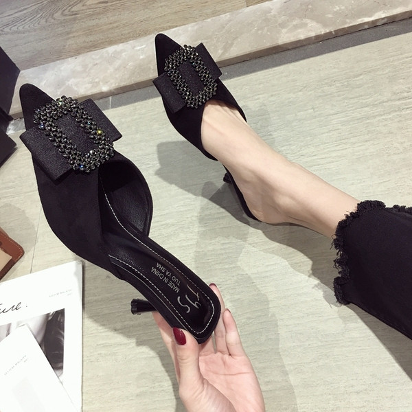 Elegáns női magassarkú cipő két színben, csattal