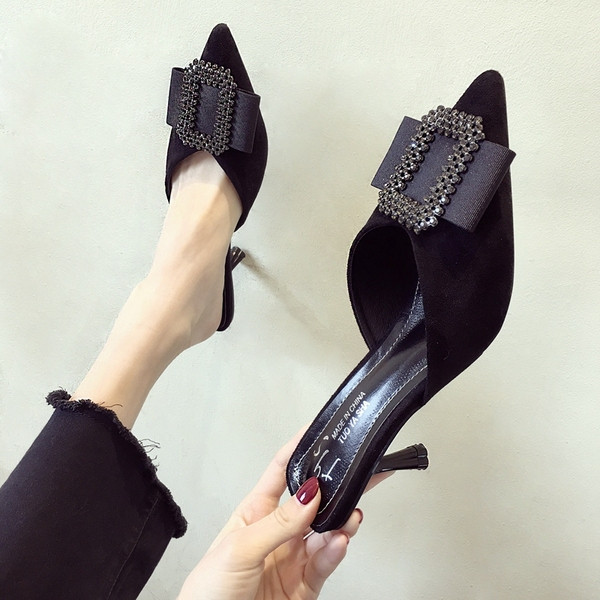 Elegáns női magassarkú cipő két színben, csattal