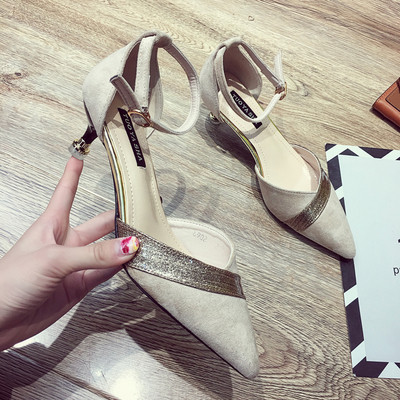 Stílusos női cipő öko velúrból, két színben, extravagáns sarokkal