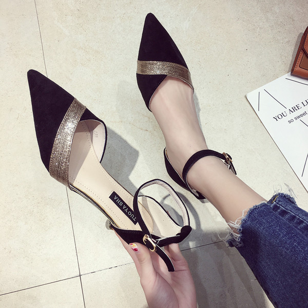 Stílusos női cipő öko velúrból, két színben, extravagáns sarokkal