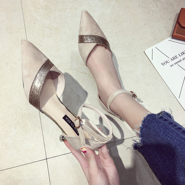 Stílusos női cipő öko velúrból, két színben, extravagáns sarokkal