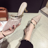 Aktuális női magassarkú cipő két színben - hegyes modell fényes elemmel