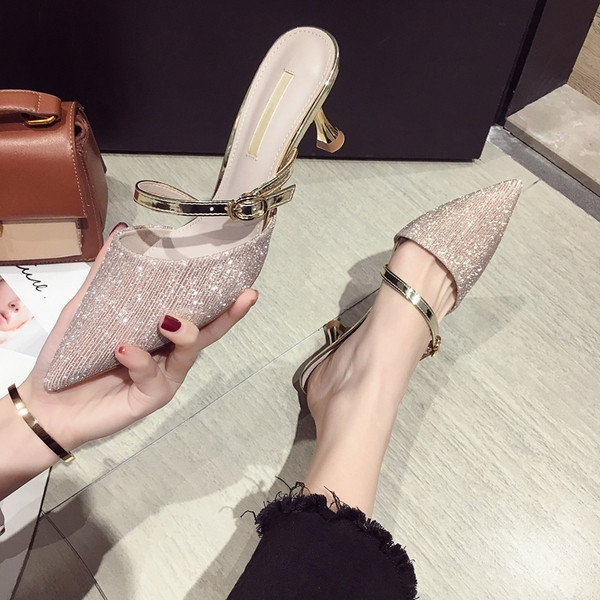 Aktuális női magassarkú cipő két színben - hegyes modell fényes elemmel