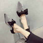 Aktuális női cipő két színben, fényes elemmel és szalaggal