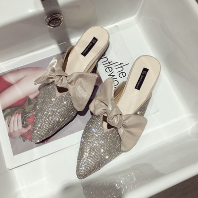 Aktuális női cipő két színben, fényes elemmel és szalaggal