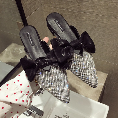 Aktuális női cipő két színben, fényes elemmel és szalaggal