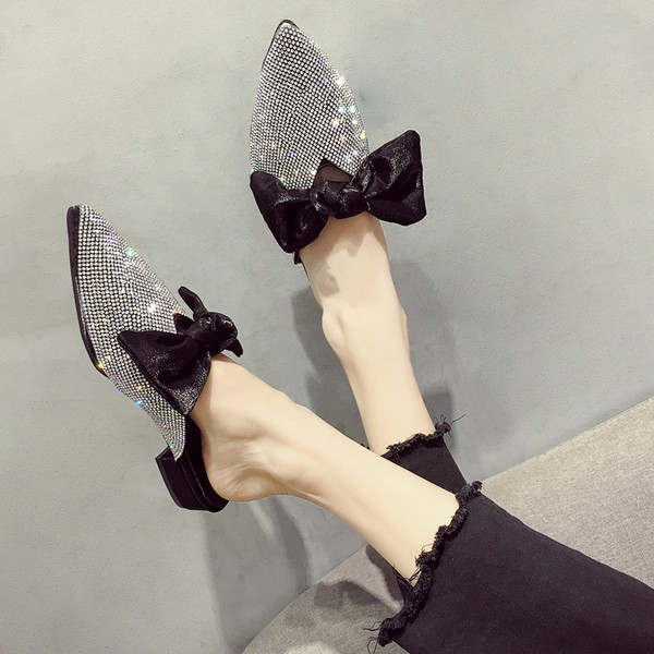 Aktuális női cipő két színben, fényes elemmel és szalaggal