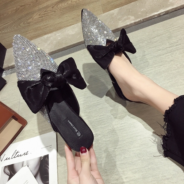 Aktuális női cipő két színben, fényes elemmel és szalaggal