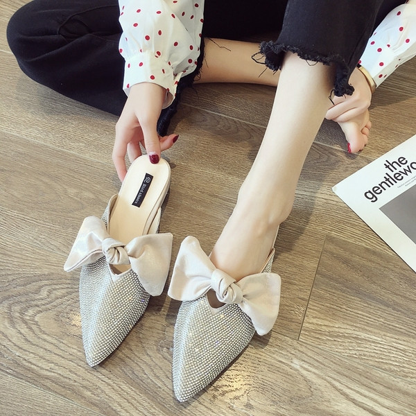 Aktuális női cipő két színben, fényes elemmel és szalaggal