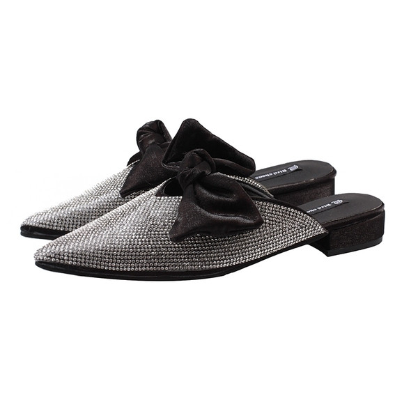 Aktuális női cipő két színben, fényes elemmel és szalaggal