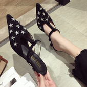 Női magas sarkú cipő fekete és sárga színben, fűzőlyukkal - hegyes modell