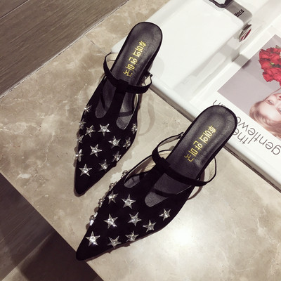 Női magas sarkú cipő fekete és sárga színben, fűzőlyukkal - hegyes modell