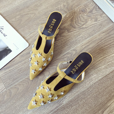 Női magas sarkú cipő fekete és sárga színben, fűzőlyukkal - hegyes modell