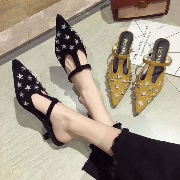 Női magas sarkú cipő fekete és sárga színben, fűzőlyukkal - hegyes modell