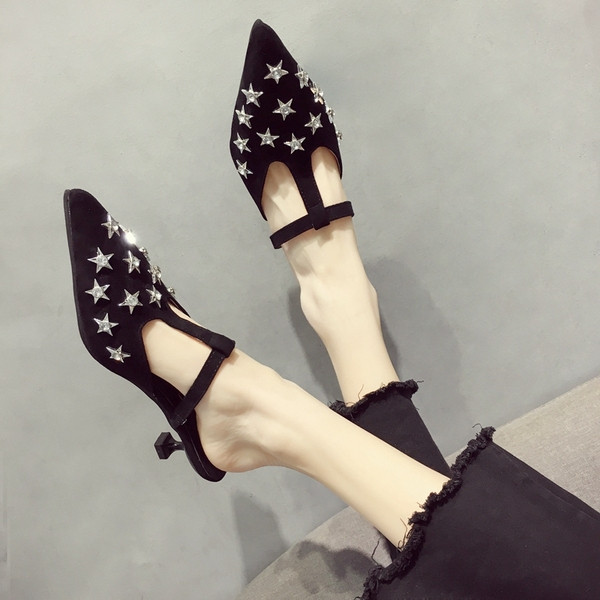 Női magas sarkú cipő fekete és sárga színben, fűzőlyukkal - hegyes modell