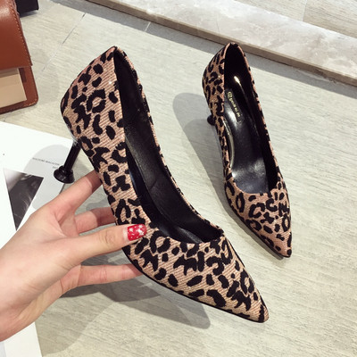 Modern női cipő állatmintával, két színben