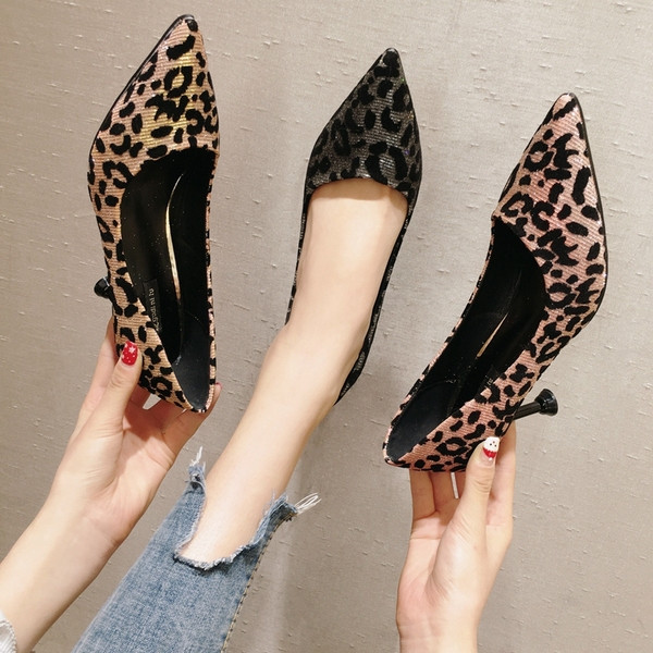 Modern női cipő állatmintával, két színben