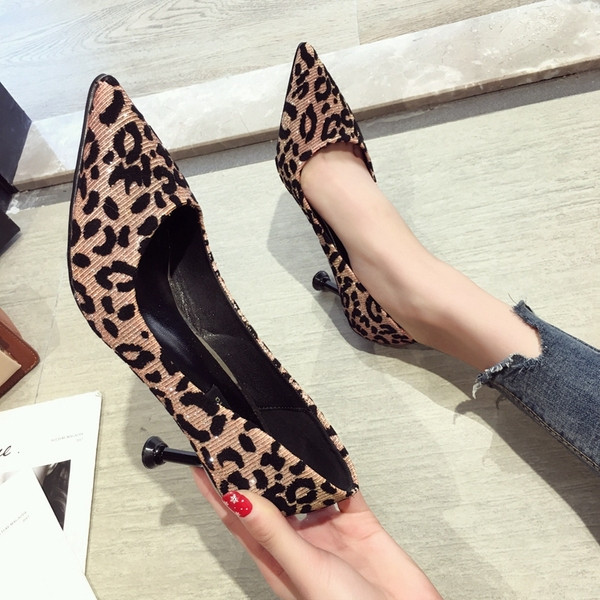 Modern női cipő állatmintával, két színben