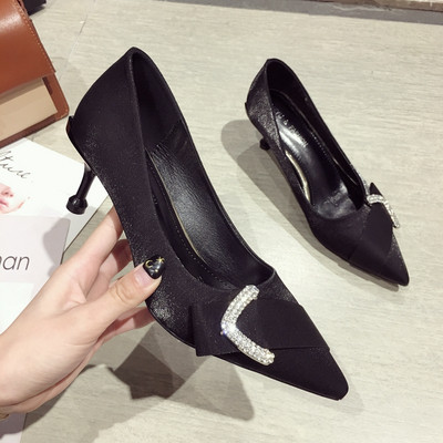 Елегантни дамски обувки на висок ток в два цвята с катарама