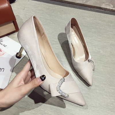 Елегантни дамски обувки на висок ток в два цвята с катарама