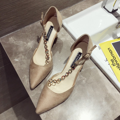 Elegáns női magas sarkú cipő bézs és fekete színben, díszítő kövekkel