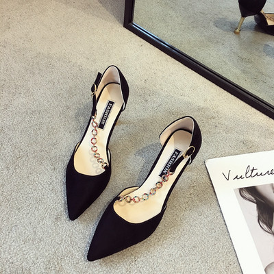 Elegáns női magas sarkú cipő bézs és fekete színben, díszítő kövekkel