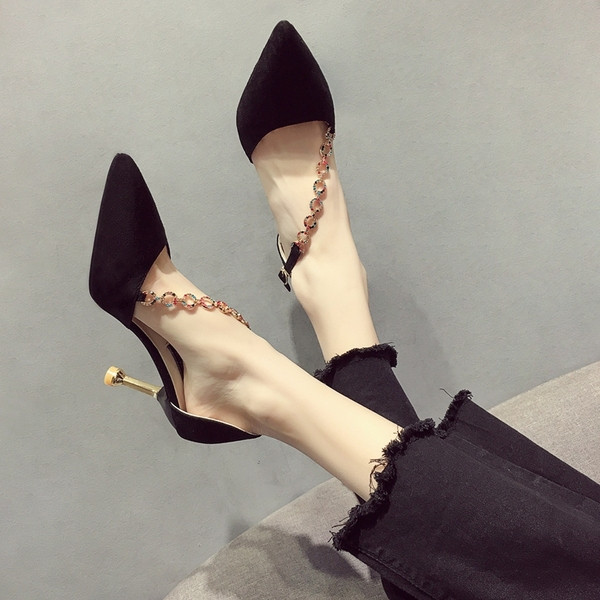 Elegáns női magas sarkú cipő bézs és fekete színben, díszítő kövekkel