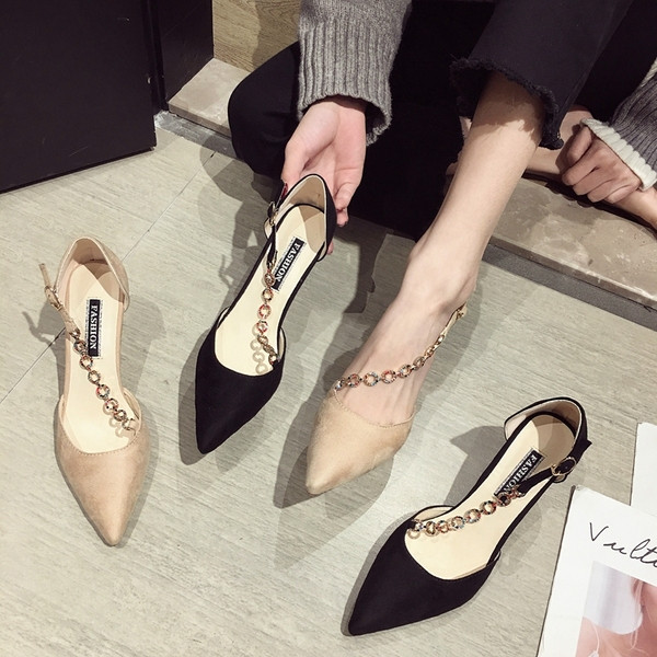 Elegáns női magas sarkú cipő bézs és fekete színben, díszítő kövekkel