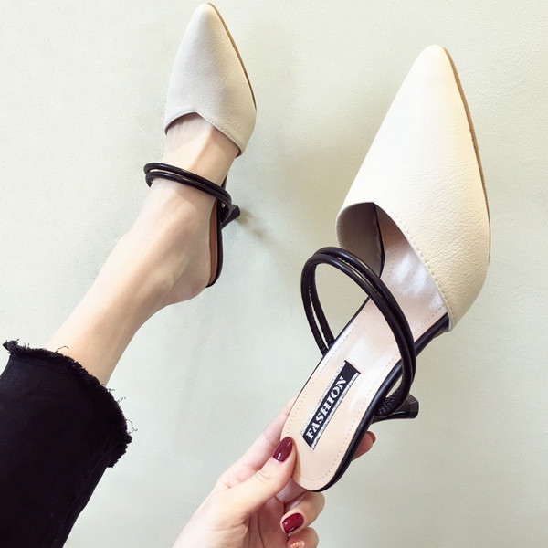 Női magas sarkú cipő fehér és fekete színben - hegyes modell
