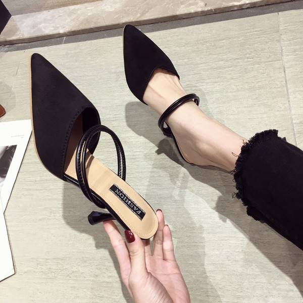 Női magas sarkú cipő fehér és fekete színben - hegyes modell