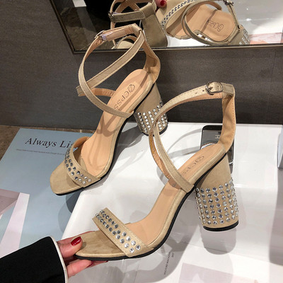 Σύγχρονα γυναικεία σανδάλια με ψηλό τακούνι σε δύο χρώματα από οικολογικής σουέτ