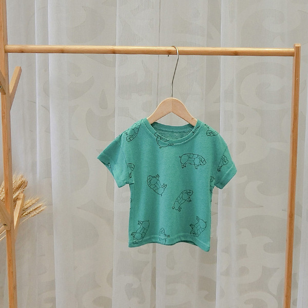 Zöld színű, O-nyakú gyerekpóló fiúknak