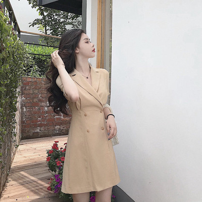 Alkalmi női ruha rövid és V-nyakú ujjakkal, bézs színben