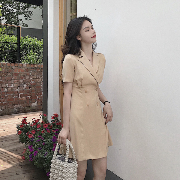 Alkalmi női ruha rövid és V-nyakú ujjakkal, bézs színben