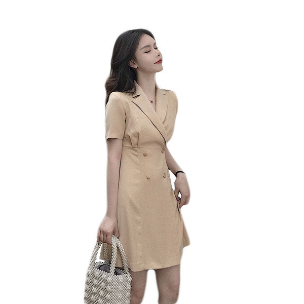 Alkalmi női ruha rövid és V-nyakú ujjakkal, bézs színben