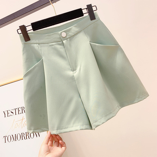 Stílusos női rövidnadrág zsebbel, három színben