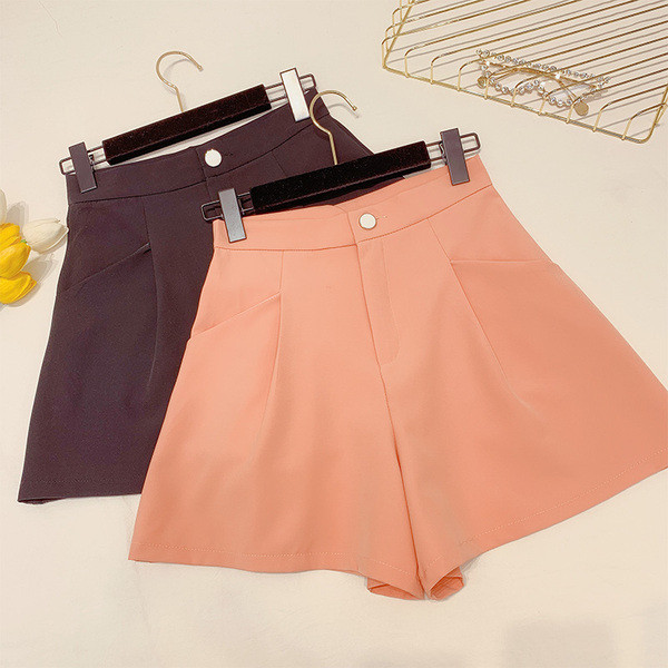 Stílusos női rövidnadrág zsebbel, három színben