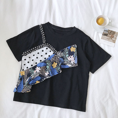 Modern női póló virágos motívumokkal és gyöngyökkel, fekete-fehér színben