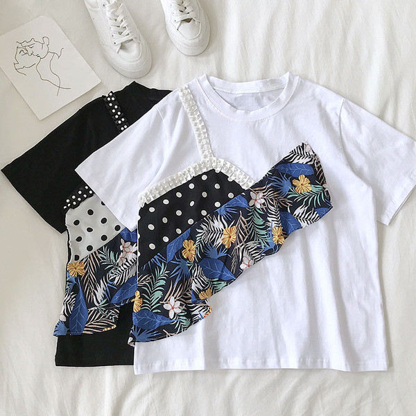 Modern női póló virágos motívumokkal és gyöngyökkel, fekete-fehér színben