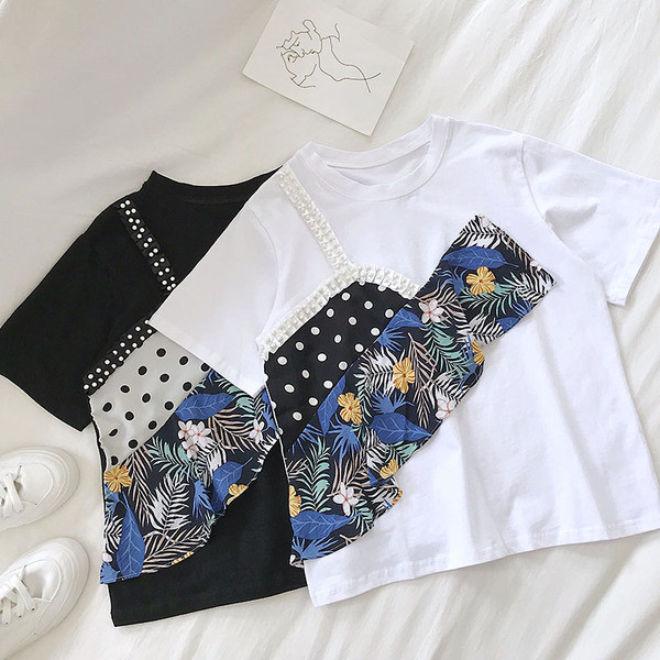 Modern női póló virágos motívumokkal és gyöngyökkel, fekete-fehér színben