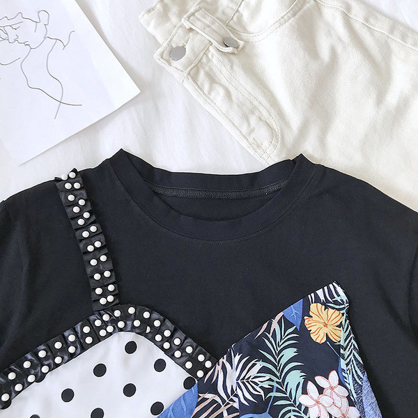 Modern női póló virágos motívumokkal és gyöngyökkel, fekete-fehér színben