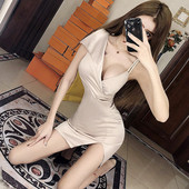 Rochie scurtă și elegantă din satin, cu decolteu în V