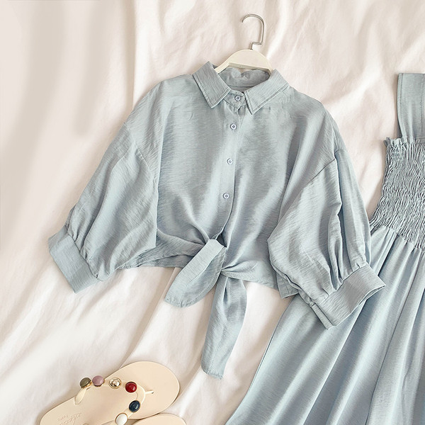 Setul actual pentru femei din două părți în negru, alb și albastru